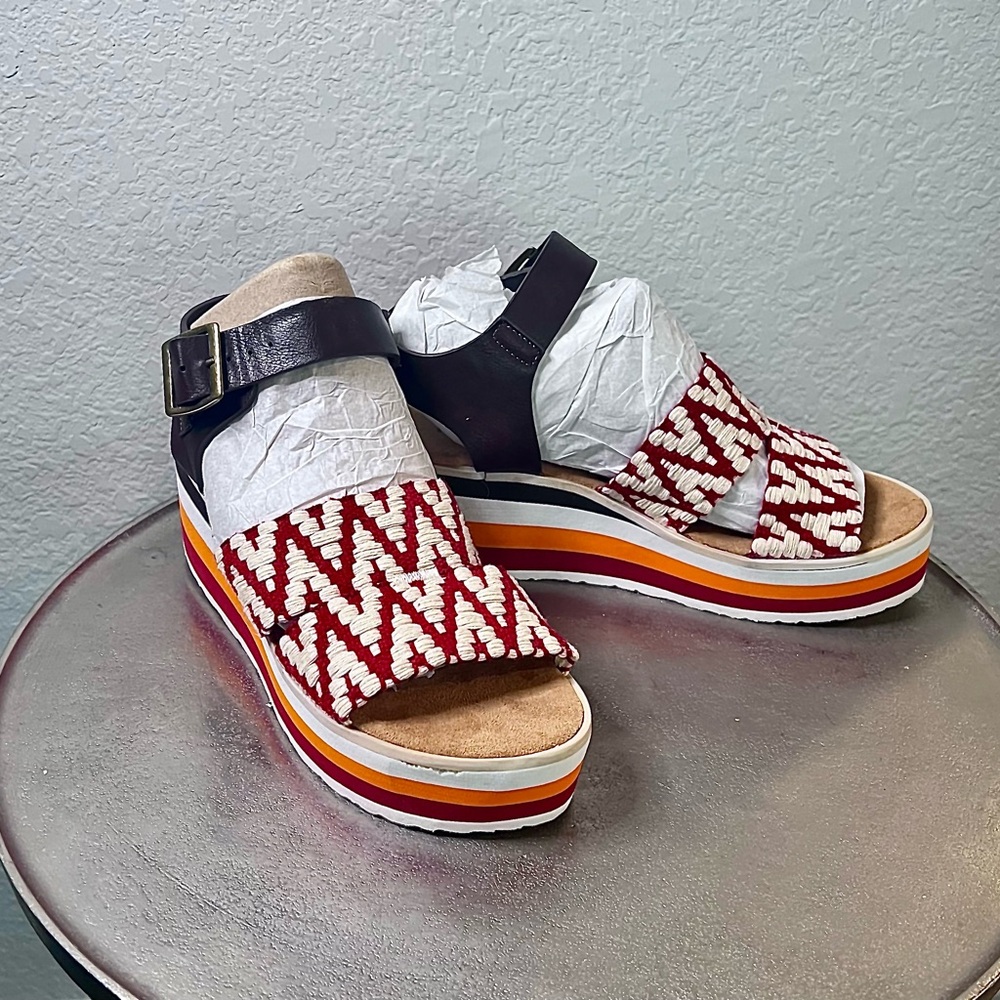 MUK LUKS
Women's Groove Music Platform
Sandal in a red and white